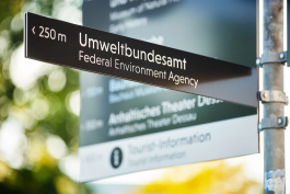 Dessau Rosslau Signage Wegeleitung Umweltbundesamt 1645x1096 Peter Eichler Fotografie
