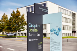 Dessau Rosslau Stele Am Bauhausgebaeude Fakten 1645x1096 Peter Eichler Fotografie