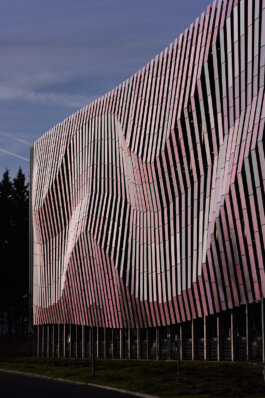 Parkhausfassade mit Solarpanels Peter Eichler Fotografie