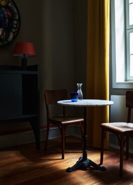 Hotelzimmer mit Tisch in der Pension Alter Bischofshof Naumburg Peter Eichler Fotografie